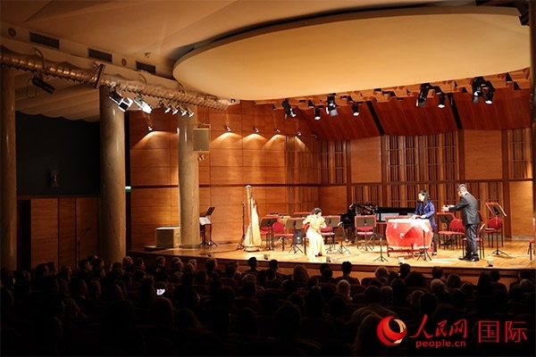 中國(guó)歌劇舞劇院的音樂(lè)家表演京劇曲牌《夜深沉》。人民網(wǎng)記者 禹麗敏攝