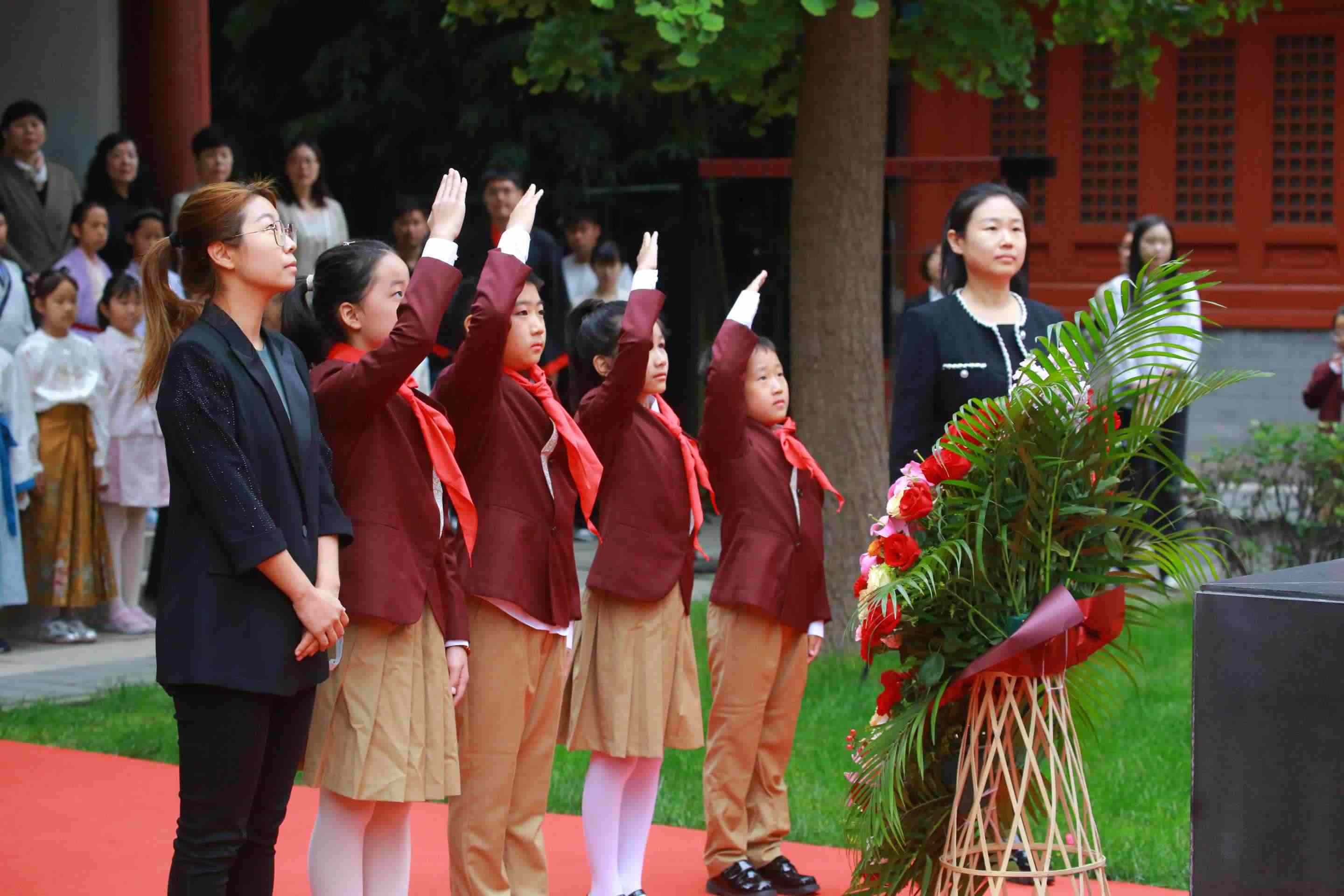 少先隊員敬獻(xiàn)花籃。校方供圖