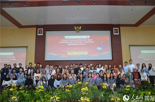 與會(huì)嘉賓與阿拉扎大學(xué)師生合影。人民網(wǎng)記者 李培松攝