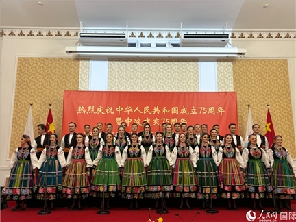 波蘭馬佐夫舍歌舞團(tuán)現(xiàn)場演出。人民網(wǎng)記者 禹麗敏攝