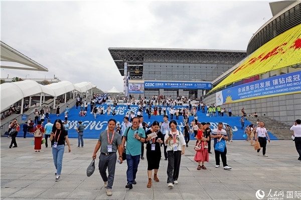 第二十一屆東博會(huì)展館外，參觀者步行離場(chǎng)。人民網(wǎng)記者趙益普攝