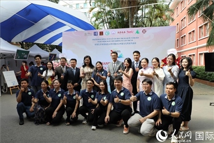 中越兩國嘉賓和教師代表合影。人民網(wǎng)記者 楊曄攝