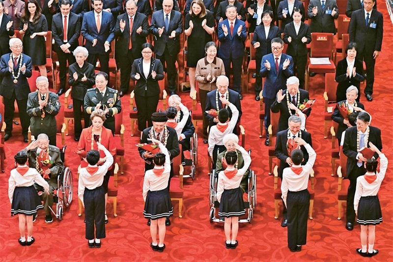 2024年9月29日，中華人民共和國國家勛章和國家榮譽稱號頒授儀式在北京人民大會堂隆重舉行。圖為少先隊員向國家勛章和國家榮譽稱號獲得者敬禮致意。 新華社記者 岳月偉/攝