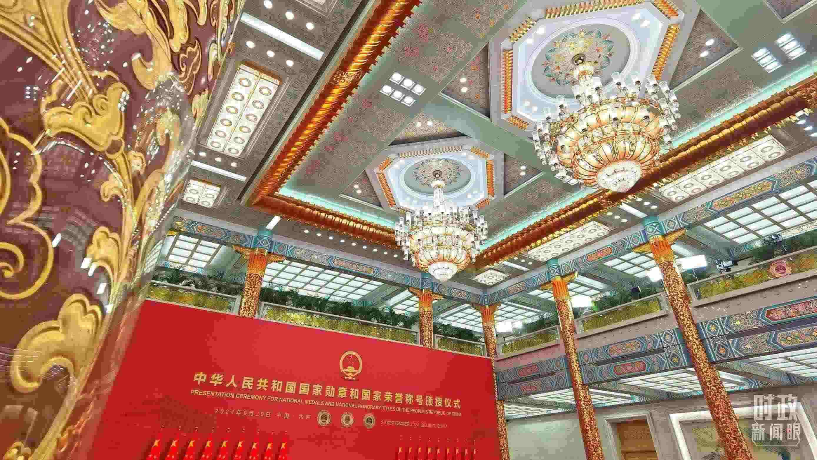 人民大會(huì)堂金色大廳燈光璀璨。（總臺(tái)央視記者郭鴻拍攝）