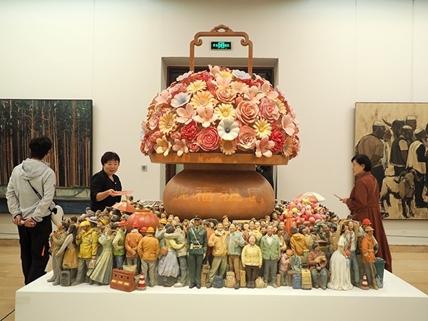 2024年9月28日，觀眾在中國美術館參觀“慶祝中華人民共和國成立75周年——第十四屆全國美術作品展覽進京作品展”。杜建坡攝。來源：人民圖片網(wǎng)