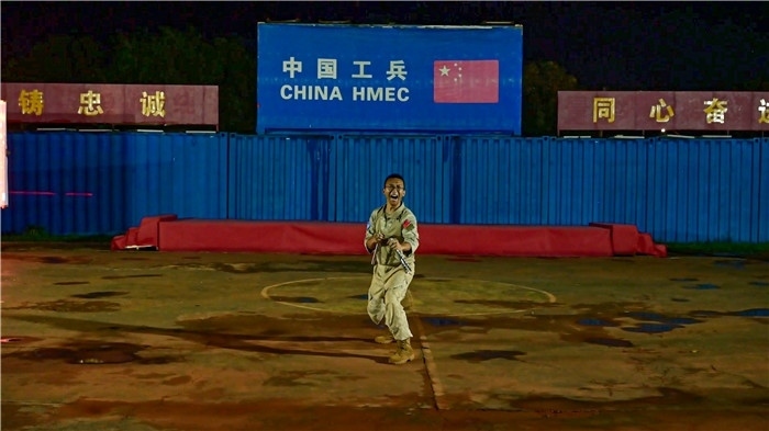 官兵帶來精彩的雙節(jié)棍表演。馬騫攝