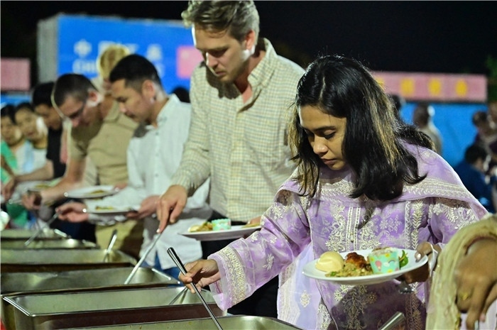 外國友人品嘗中國美食。馬騫攝