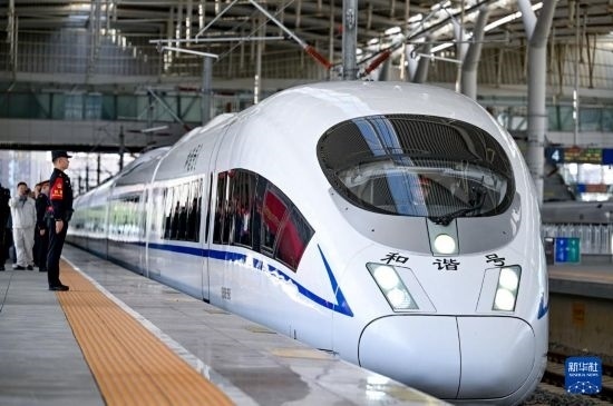 10月1日，由銀川開往惠農(nóng)的C8218次列車從銀川站駛出。