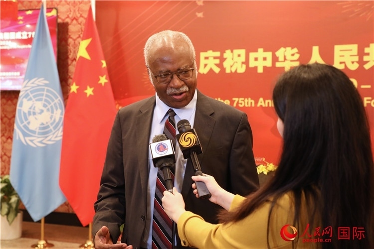 聯(lián)大主席菲勒蒙在招待會現(xiàn)場接受媒體采訪，他向中國政府和人民致以節(jié)日祝賀，表示中國的發(fā)展成就令人驚嘆。人民網(wǎng)記者 李志偉攝