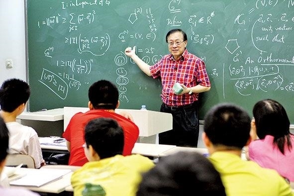 姚期智為清華大學(xué)學(xué)生授課。