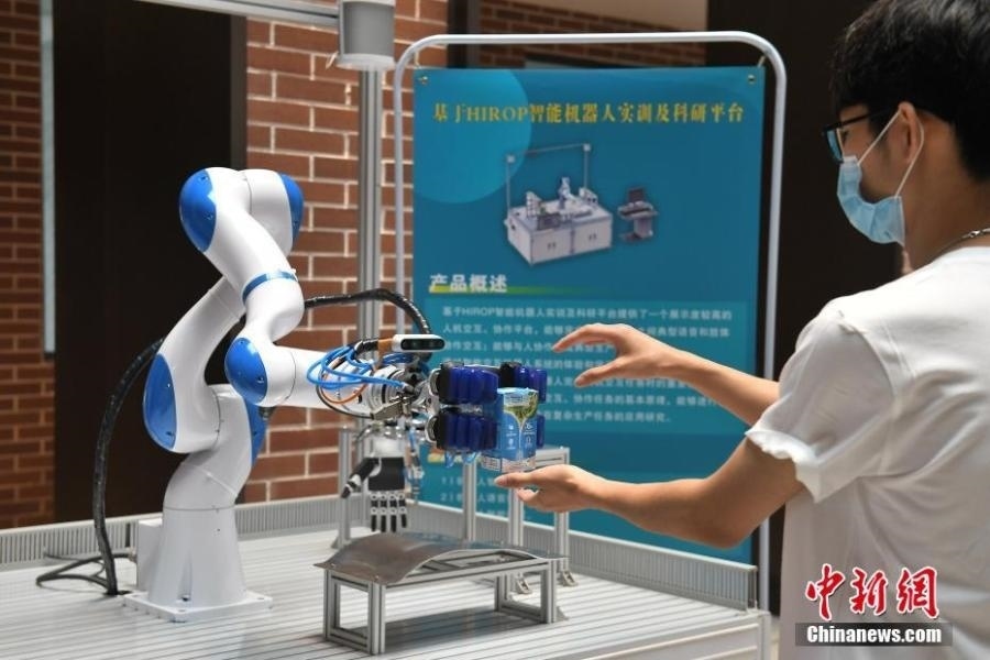  資料圖：高校為學(xué)生打造先進(jìn)科研平臺(tái)。中新社記者 陳楚紅 攝