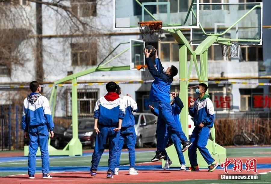資料圖：初中生在課間休息時(shí)打籃球。中新社記者 劉新 攝