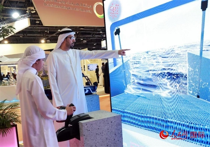 一名兒童在模擬操作船舶，撿拾海洋垃圾。人民網(wǎng)記者管克江攝