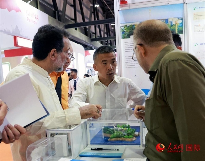 中企推出的綠色能源海水淡化系統(tǒng)吸引了參展商關(guān)注。人民網(wǎng)記者管克江攝