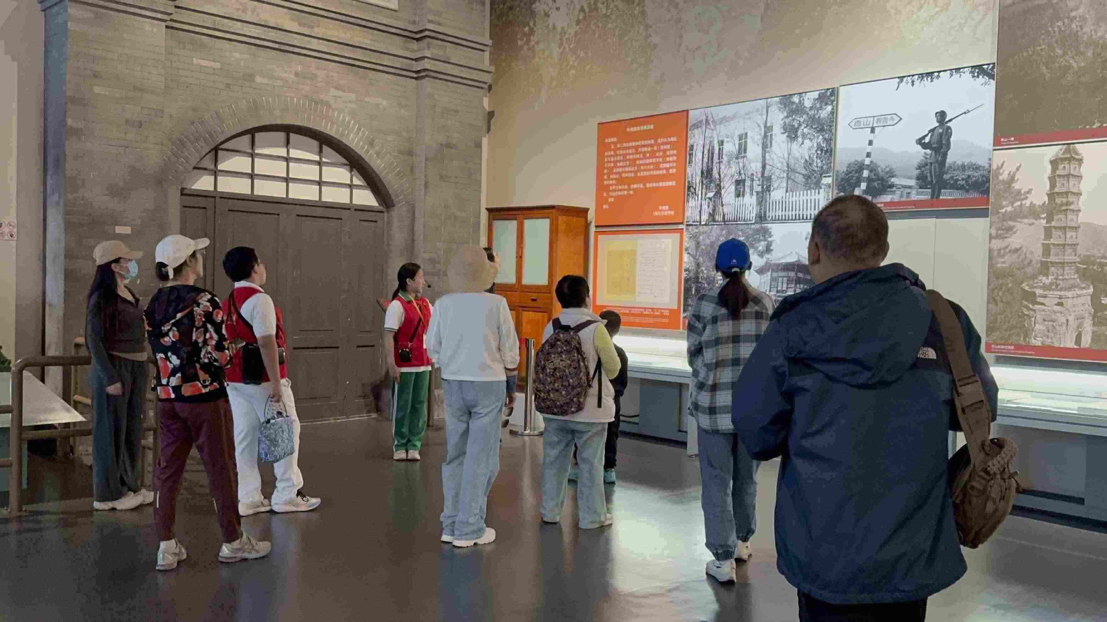 10月4日，北京香山革命紀(jì)念館內(nèi)，一名“紅領(lǐng)巾志愿者”正在為參觀者講解。人民網(wǎng)記者 劉微攝