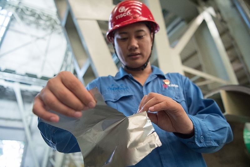 2018年8月8日，山西省太原市，太鋼不銹鋼精密帶鋼有限公司工作人員用手撕開不銹鋼。