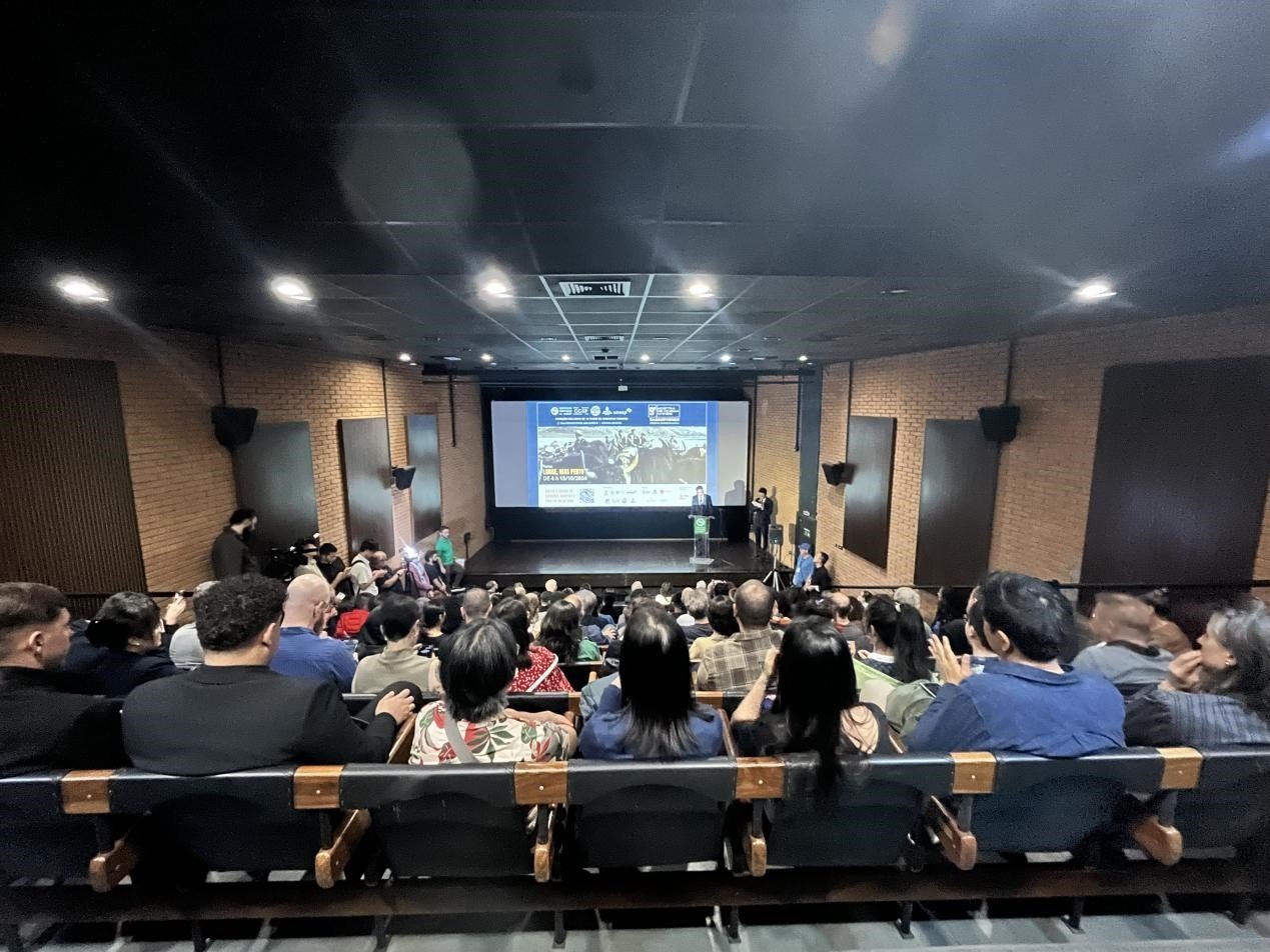 當(dāng)?shù)貢r間10月3日晚，由巴西圣保羅州立大學(xué)孔子學(xué)院舉辦的第九屆圣保羅中國電影展在圣保羅文化中心拉開帷幕。巴西圣保羅州立大學(xué)孔子學(xué)院供圖