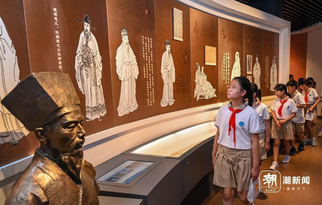 來自杭州市政苑小學(xué)的學(xué)生走進(jìn)浙江省檔案館“大寫浙江人”展廳，近距離“觸摸”歷史、走進(jìn)榜樣、聆聽故事，激發(fā)愛黨愛國愛家熱情。記者 董旭明 攝