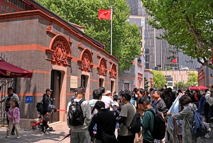 2024年5月3日，游客在位于上海的中共一大會址前參觀。新華社記者 劉穎 攝