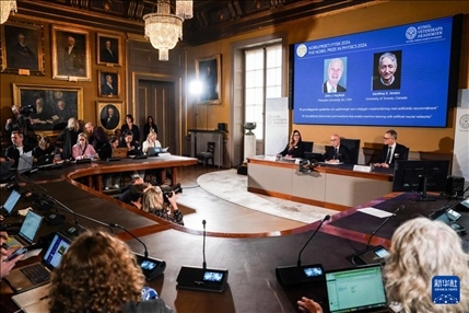 10月8日，在瑞典斯德哥爾摩舉行的2024年諾貝爾物理學(xué)獎(jiǎng)公布現(xiàn)場(chǎng)，屏幕顯示獎(jiǎng)項(xiàng)得主美國(guó)普林斯頓大學(xué)的約翰·霍普菲爾德和加拿大多倫多大學(xué)的杰弗里·欣頓。新華社記者 彭子洋 攝