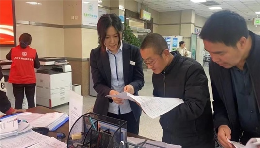 四川省成都市溫江區(qū)市場監(jiān)管局工作人員為群眾提供幫辦服務(wù)。圖片來源：人民網(wǎng)四川頻道