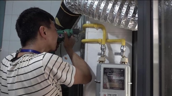 北京市石景山區(qū)工作人員上門安裝燃?xì)夤艿?。圖片來源：北京市石景山區(qū)委組織部