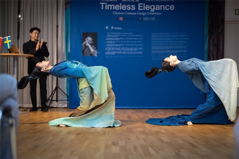 當(dāng)?shù)厝A人舞社成員表演《只此青綠》。斯德哥爾摩中國文化中心供圖