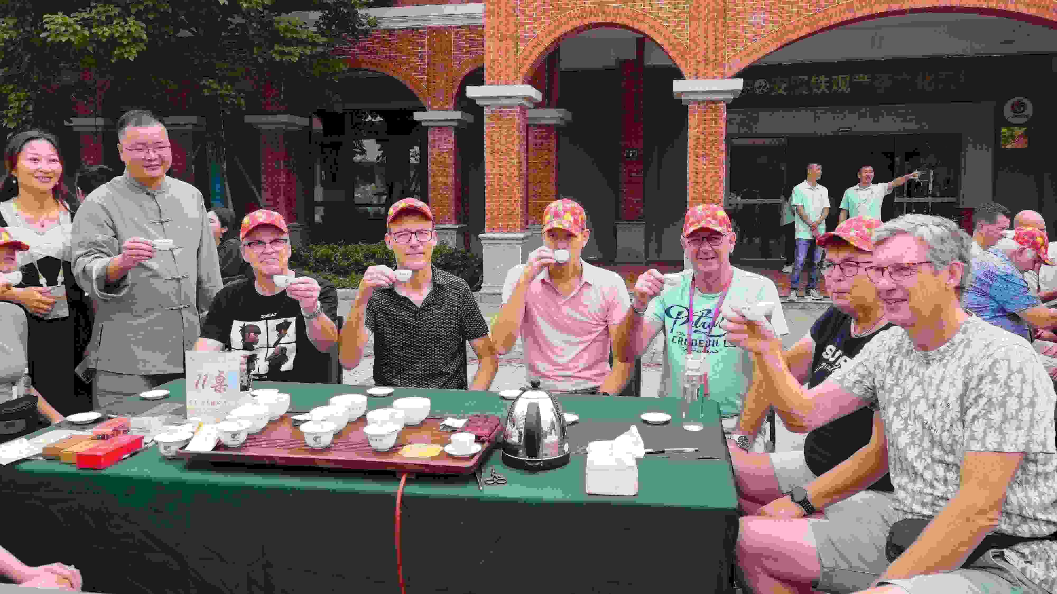 2023年10月4日，福建泉州，外國人品中國茶。