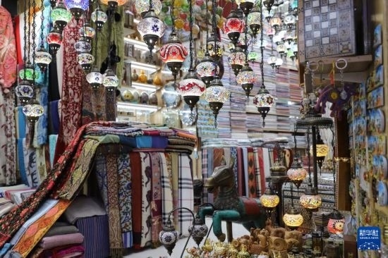 這是10月8日在阿曼首都馬斯喀特的穆特拉市集拍攝的一家店鋪。新華社記者 汪強(qiáng) 攝