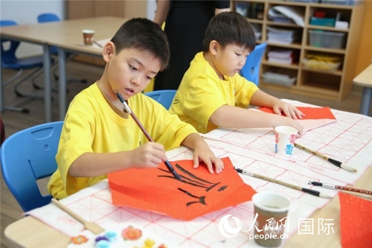 書法課。人民網(wǎng)中東中心分社塔里克·易卜拉欣攝