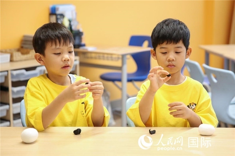 做手工。人民網(wǎng)中東中心分社塔里克·易卜拉欣攝