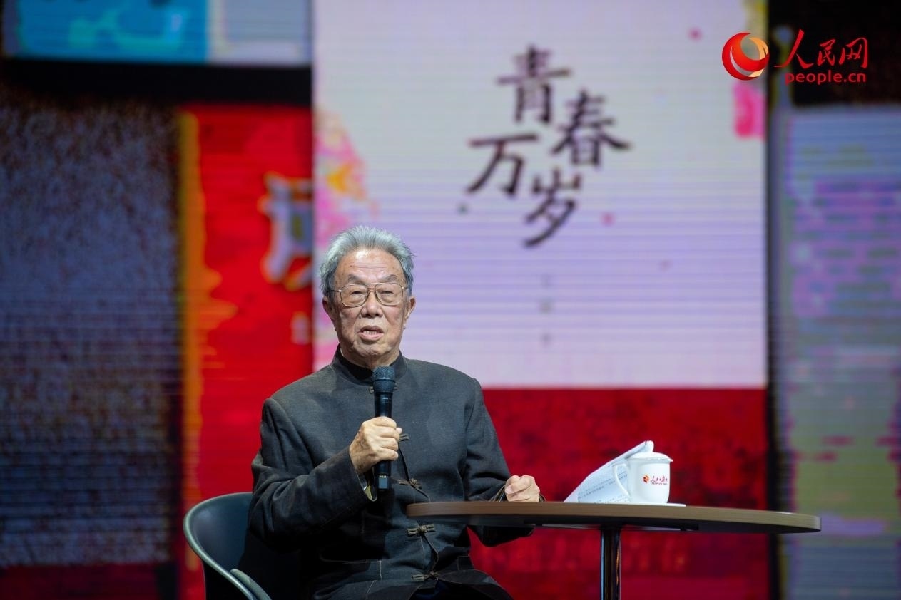 王蒙以《與時(shí)代同行 與人民同心》為題演講。人民網(wǎng)記者 翁奇羽攝