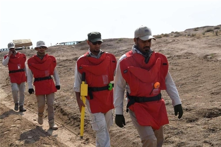 工作人員前往排雷。中國海油供圖