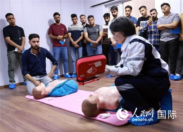 新進油田工作的伊拉克大學(xué)生在接受急救培訓(xùn)。人民網(wǎng)記者管克江攝