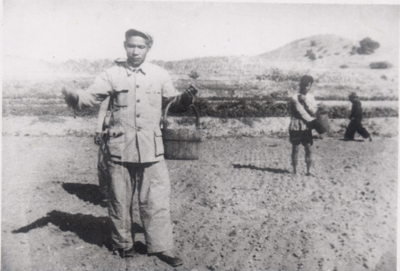 谷文昌（左）在田間與農(nóng)民一起勞動(dòng)（資料照片）。