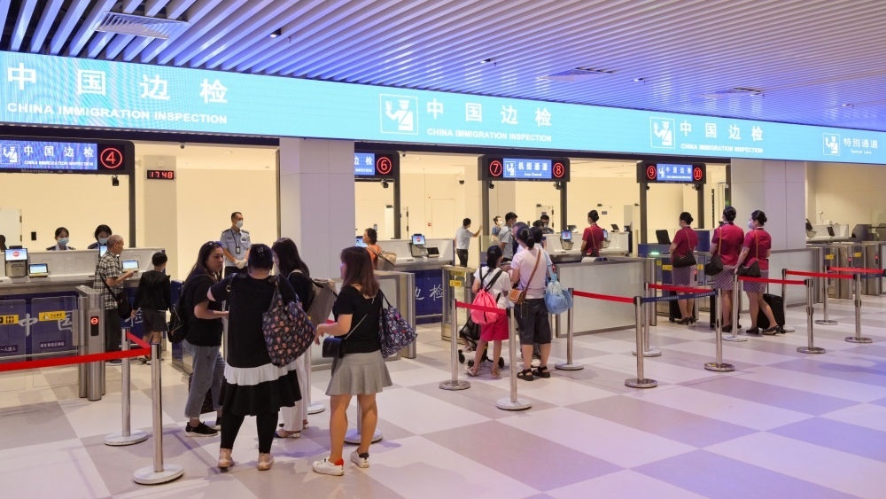 2023年7月26日，旅客在三亞鳳凰國(guó)際機(jī)場(chǎng)國(guó)際航站樓有序通關(guān)。三亞鳳凰國(guó)際機(jī)場(chǎng)國(guó)際航站樓改擴(kuò)建項(xiàng)目主體工程已于2023年7月1日完工并投入使用，該項(xiàng)目是海南自貿(mào)港首個(gè)主體工程完工并投入使用的封關(guān)運(yùn)作項(xiàng)目?！逗Ｄ献杂少Q(mào)易港建設(shè)總體方案》明確，海南將在2025年前適時(shí)啟動(dòng)全島封關(guān)運(yùn)作。