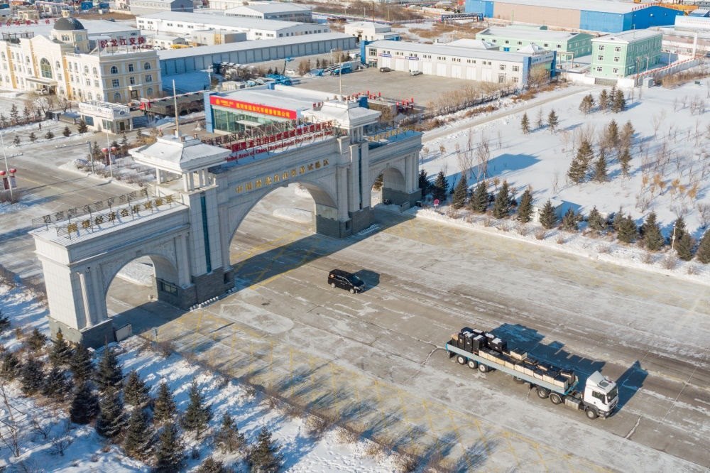 這是中國(guó)（黑龍江）自由貿(mào)易試驗(yàn)區(qū)黑河片區(qū)（2024年1月31日攝，無(wú)人機(jī)照片）。2023年，該自貿(mào)片區(qū)外貿(mào)進(jìn)出口總值達(dá)244.82億元，實(shí)現(xiàn)增幅56.9%，引進(jìn)外資企業(yè)16家，直接利用外資127.3萬(wàn)美元，同比增長(zhǎng)27.3%。