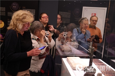 嘉賓參觀展覽。人民網(wǎng)記者禹麗敏 攝。