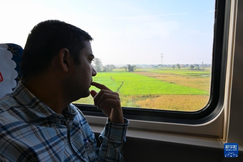 這是10月12日在老撾拍攝的中老鐵路C98列車(chē)上的一名乘客。新華社記者 程一恒 攝