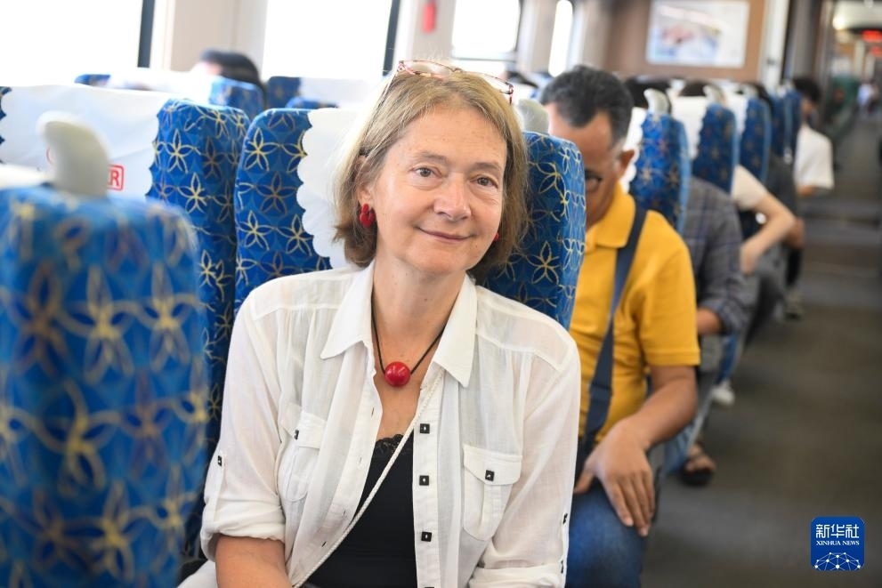 這是10月12日在老撾拍攝的中老鐵路C98列車(chē)上的一名乘客。新華社記者 程一恒 攝