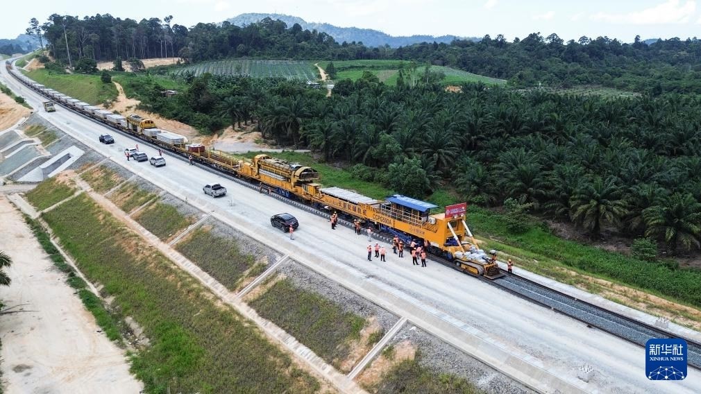 這是5月6日在馬來(lái)西亞彭亨州航拍的馬東鐵項(xiàng)目的鋪軌現(xiàn)場(chǎng)。新華社記者 程一恒 攝