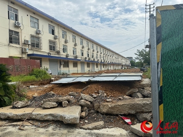 長富大道北側(cè)輔路在進(jìn)行強(qiáng)電遷改項(xiàng)目。人民網(wǎng)記者 邱燁攝