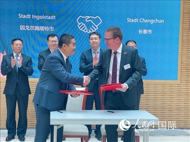 （10月16日，第十屆巴伐利亞中國(guó)日在慕尼黑舉行。圖為簽約儀式現(xiàn)場(chǎng)。人民網(wǎng)記者劉赫攝）