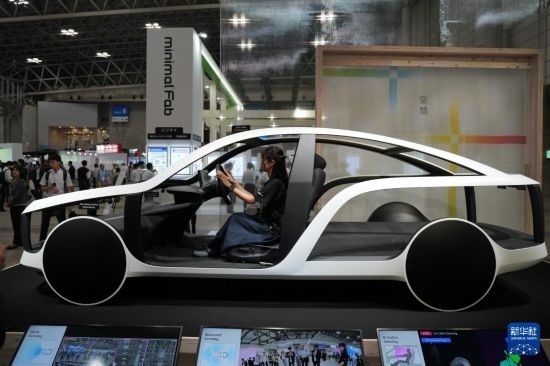 這是10月17日在日本千葉縣舉行的日本高新技術(shù)博覽會(huì)上拍攝的，索尼公司展示的概念車(chē)模型。新華社記者 錢(qián)錚 攝