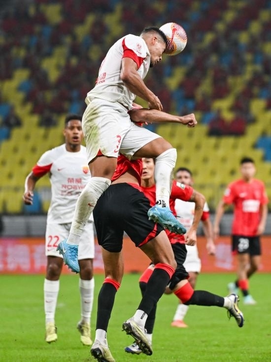 10月18日，上海海港隊(duì)球員蔣光太（上）在比賽中和成都蓉城隊(duì)球員費(fèi)利佩（下）爭頂。新華社記者 王曦 攝