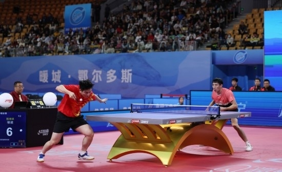 10月18日，上海隊(duì)選手樊振東（左）在單打比賽中發(fā)球。他3:2戰(zhàn)勝福建隊(duì)選手程靖淇。新華社記者 王楷焱 攝