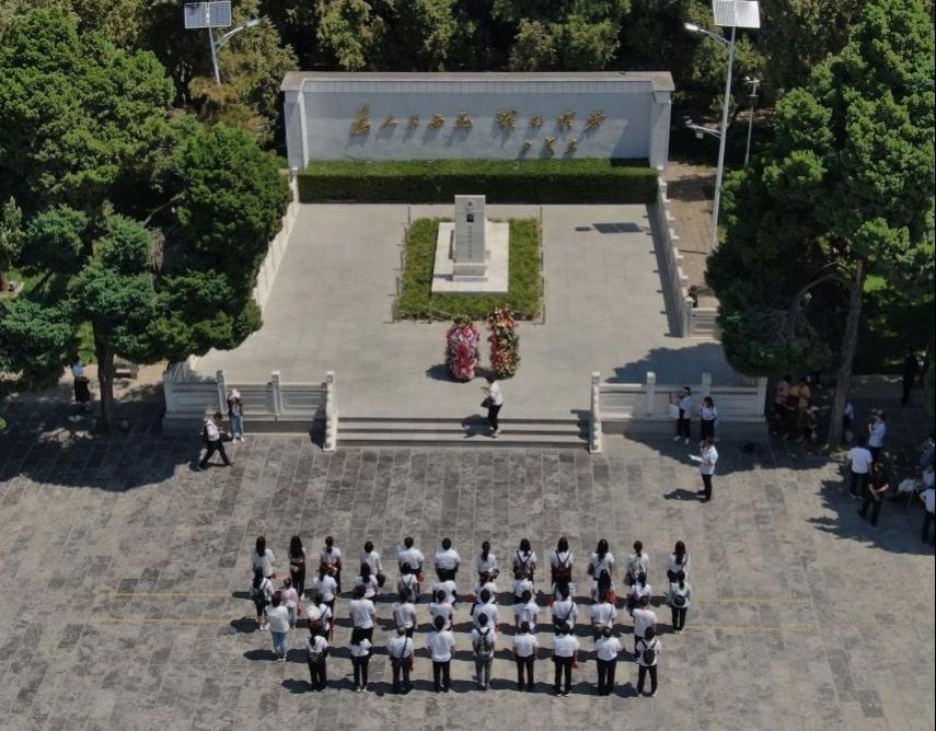 2021年6月24日，參觀(guān)者在位于河南省蘭考縣的焦裕祿紀(jì)念園瞻仰焦裕祿烈士墓（無(wú)人機(jī)照片）。新華社記者 李安 攝