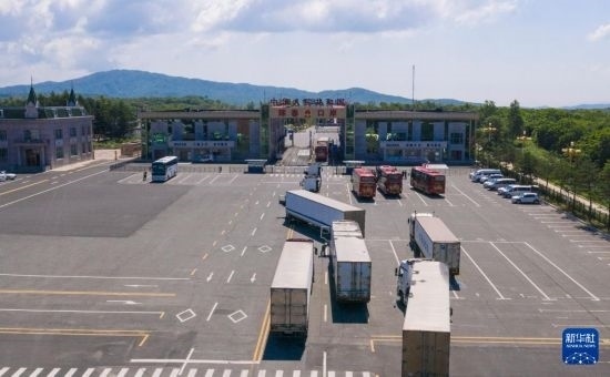 2019年6月22日，往返于中國(guó)和俄羅斯的貨車在中俄琿春口岸前排隊(duì)等待通關(guān)（無(wú)人機(jī)照片）。