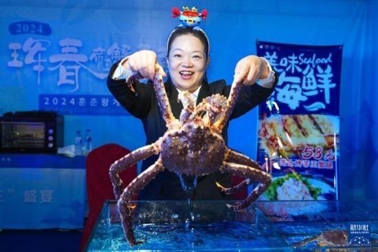 9月19日，在吉林省琿春市，商家在展示售賣的帝王蟹。新華社記者 許暢 攝