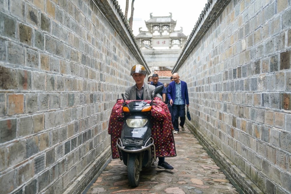 ↑市民在安徽省安慶市桐城市六尺巷通行。